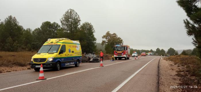 ChatGPT Plus Rescatados una mujer y un hombre mayores tras volcar su coche en la N-420