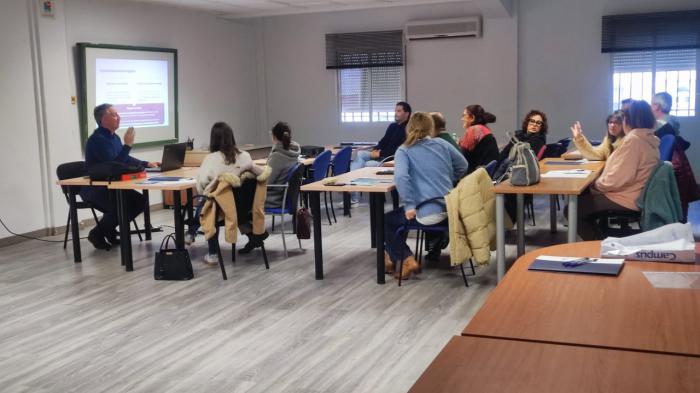 Asistentes a la jornada informativa sobre el sistema Verifactu celebrada en el Centro de Recursos Compartidos de El Provencio.