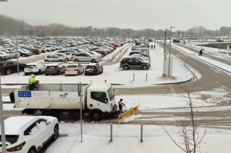 Operarios municipales trabajan en tareas de limpieza y esparcido de sal en distintos puntos de Cuenca para reducir riesgos por la nieve y el hielo provocados por la borrasca Kristin.
