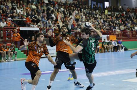 El BM Cuenca roza la remontada en Torrelavega, pero cae por 32-29 en el estreno de 2026