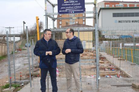 Barambio denuncia retrasos y sobrecostes en las obras del campo de fútbol de Obispo Laplana