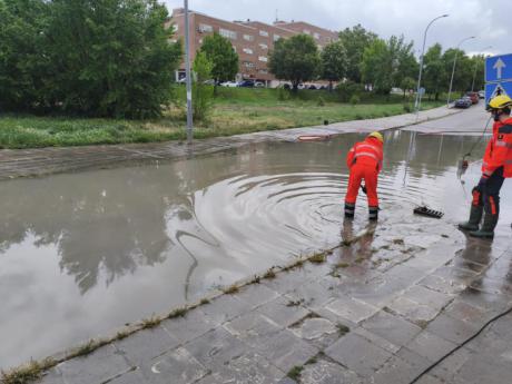 Los bomberos de Cuenca actúan en tres puntos de la ciudad por acumulaciones de agua