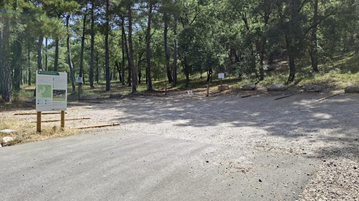 Imagen del área de aparcamiento de La Playeta de Cañamares