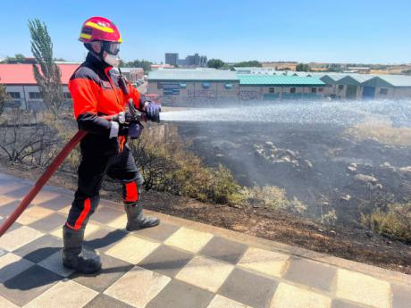 Sofocado un incendio de pasto y matorral junto a la Ronda Oeste de Cuenca