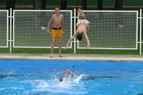 La campaña de prevención de lesiones medulares por una mala zambullida insiste este año en un llamamiento a la prudencia de los bañistas