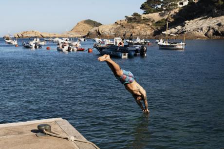 Zambullidas, masajes y calzado de verano: COFICAM advierte sobre lesiones frecuentes en vacaciones