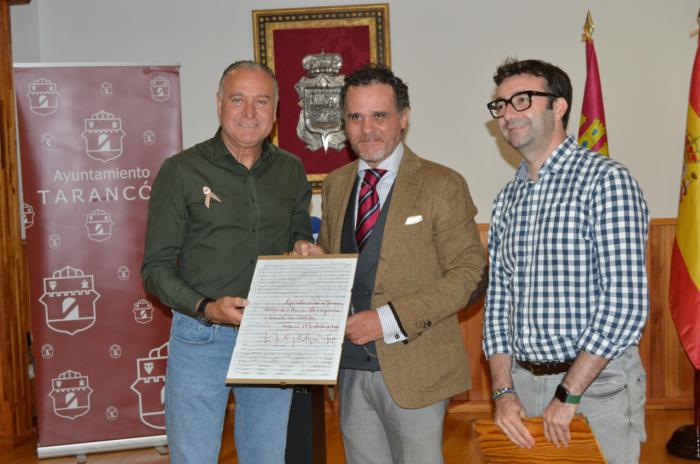 López Carrizo recibe un manuscrito de la obra ‘Canto a Castilla-La Mancha’