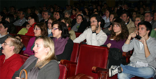 Más de 300 personas llenan el cine de Cáritas