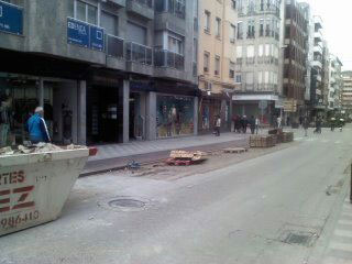 Hoy mismo se ha comenzado a retirar la tarima de madera de la calle Carretería, con motivo de la Semana Santa